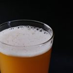 Gros plan sur une boisson fermentée mousseuse