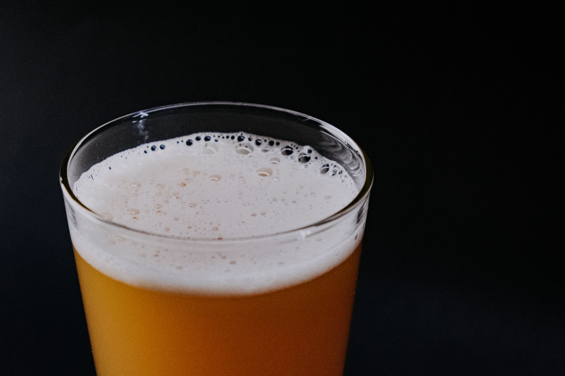 Gros plan sur une boisson fermentée mousseuse
