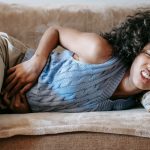 Femme se tenant le ventre douloureux