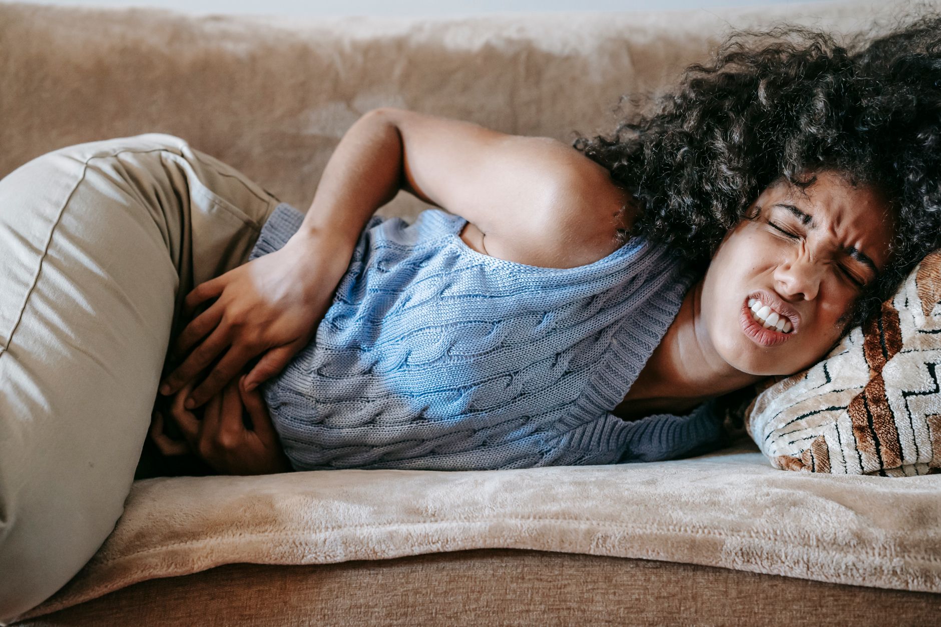 Femme se tenant le ventre douloureux