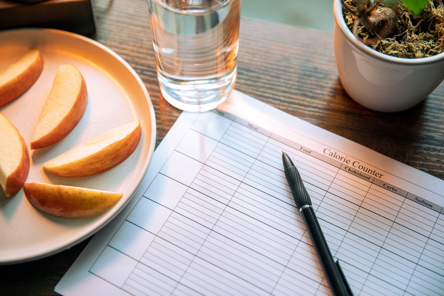 Pommes et carnet de calories vus de dessus