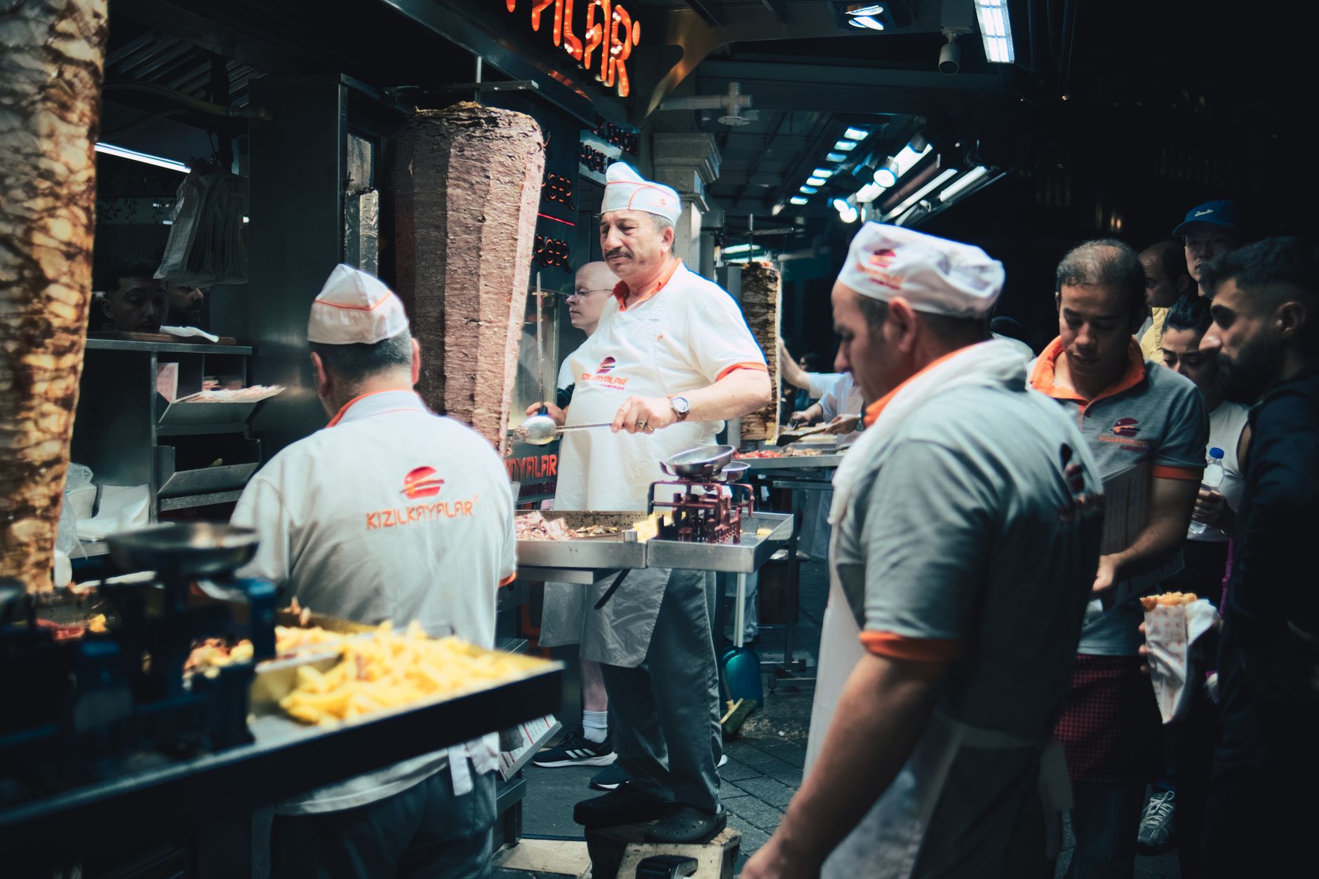 Chefs préparant un kebab à la broche
