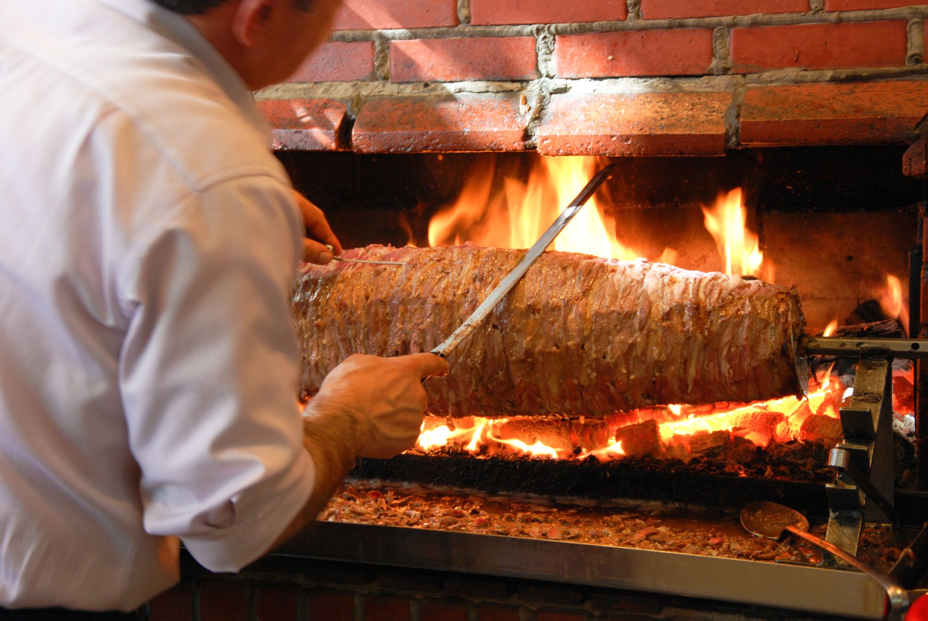 Cuisson traditionnelle du kebab à la broche