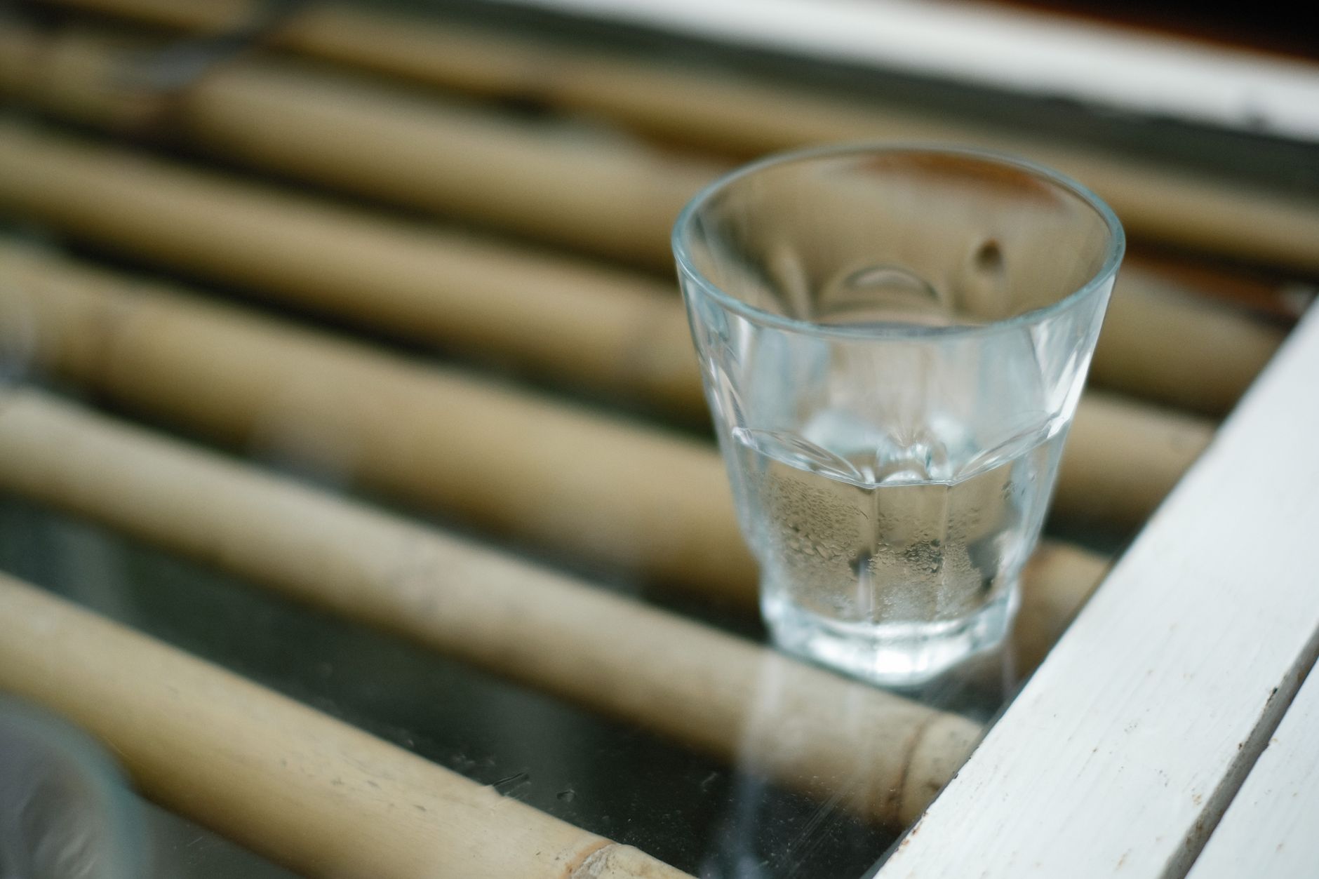 Eau plate servie dans un verre sur une table