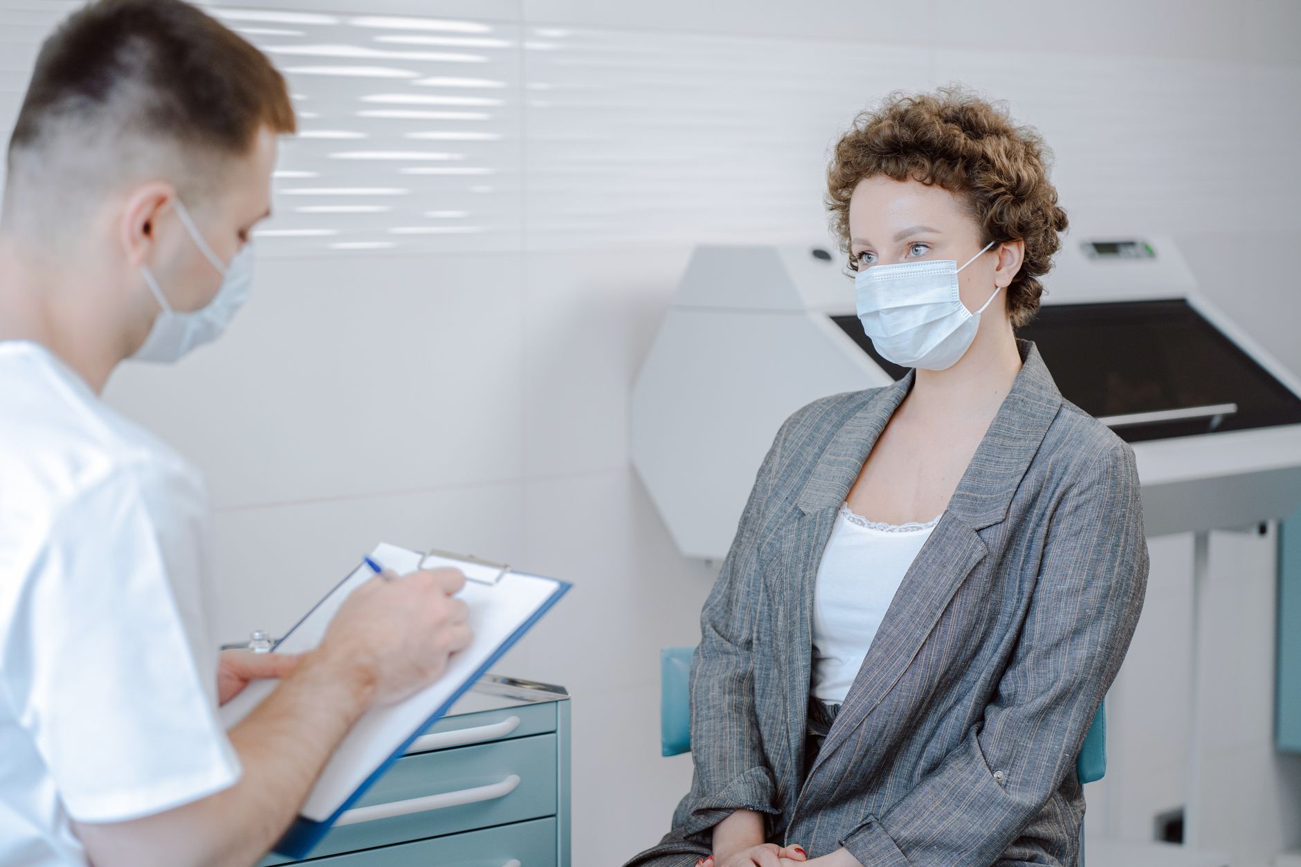 Échange entre une patiente et son médecin