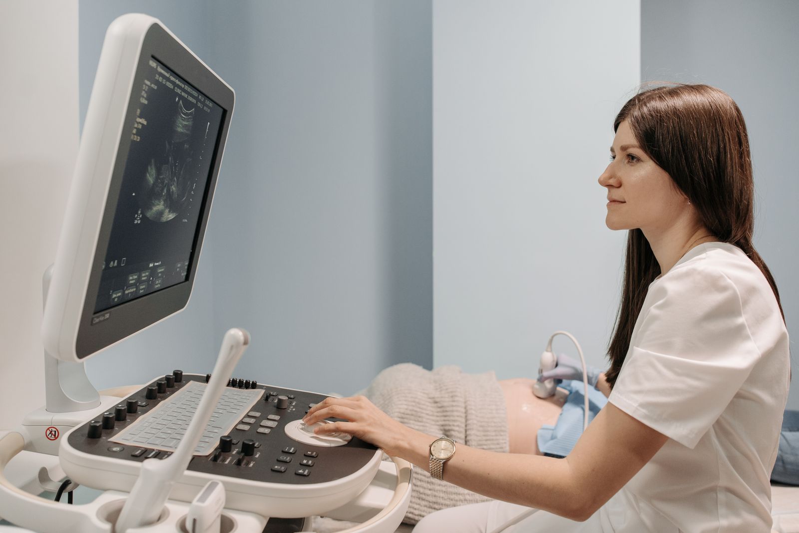 Praticienne réalisant une échographie en cabinet médical