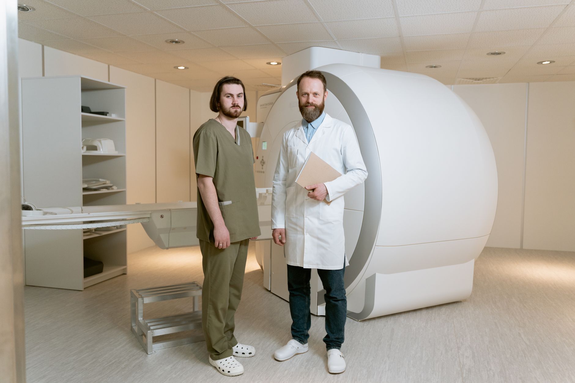 Equipe medicale devant un scanner