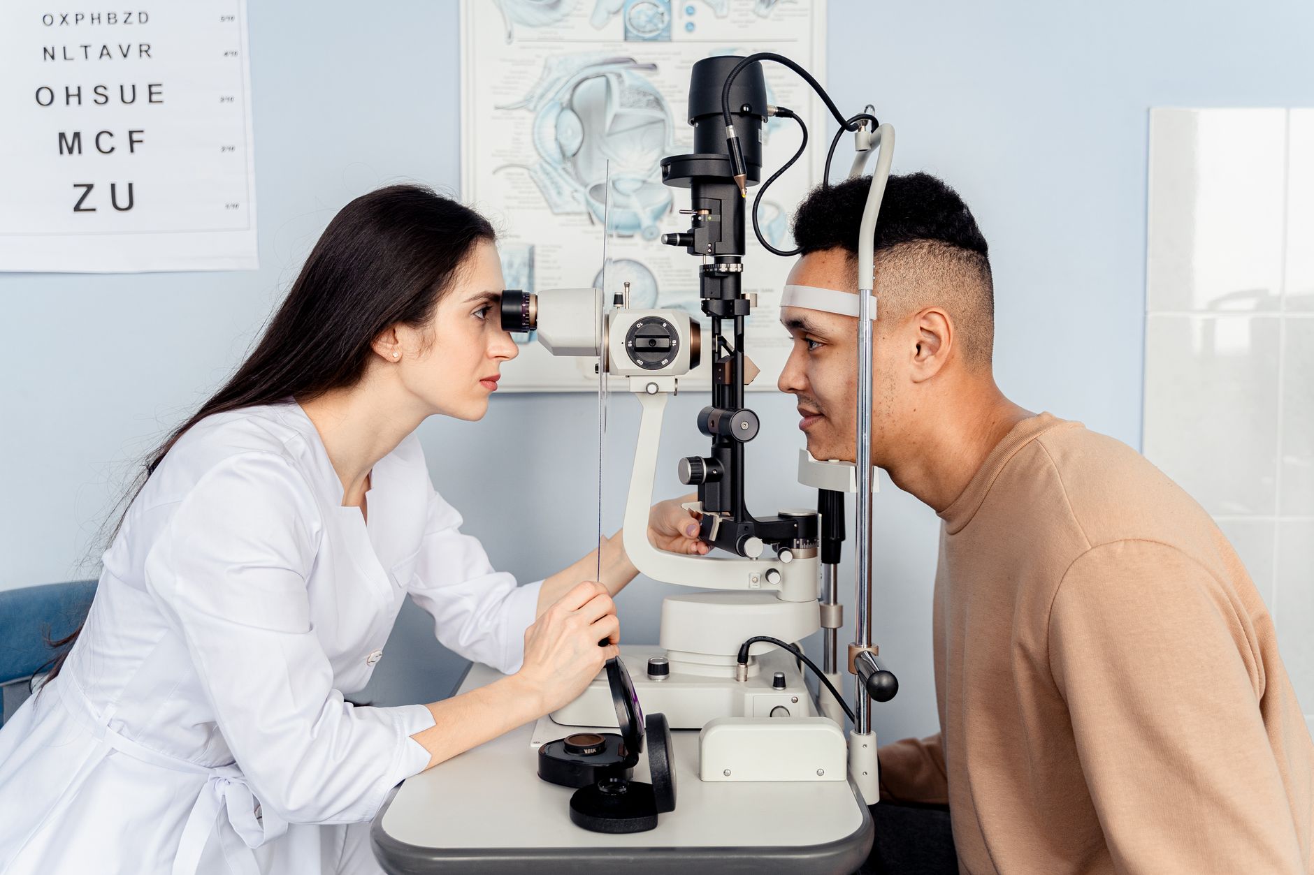 Examen de la vue chez l'ophtalmologiste