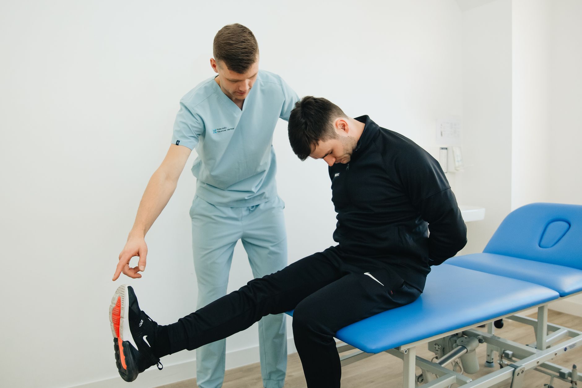 Kinésithérapeute montrant un exercice de rééducation