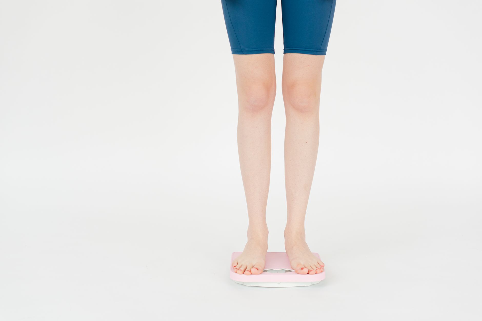 Femme qui vérifie son poids sur une balance