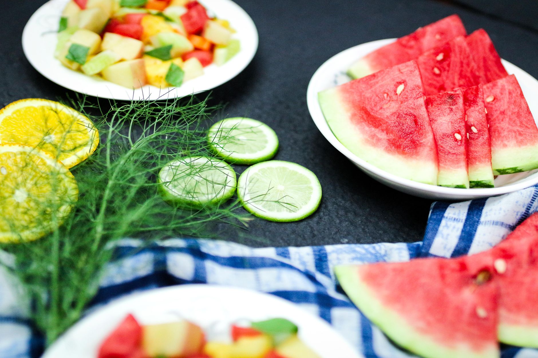 Assiette de fruits frais colorés