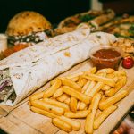 Kebab garni avec frites et sauce