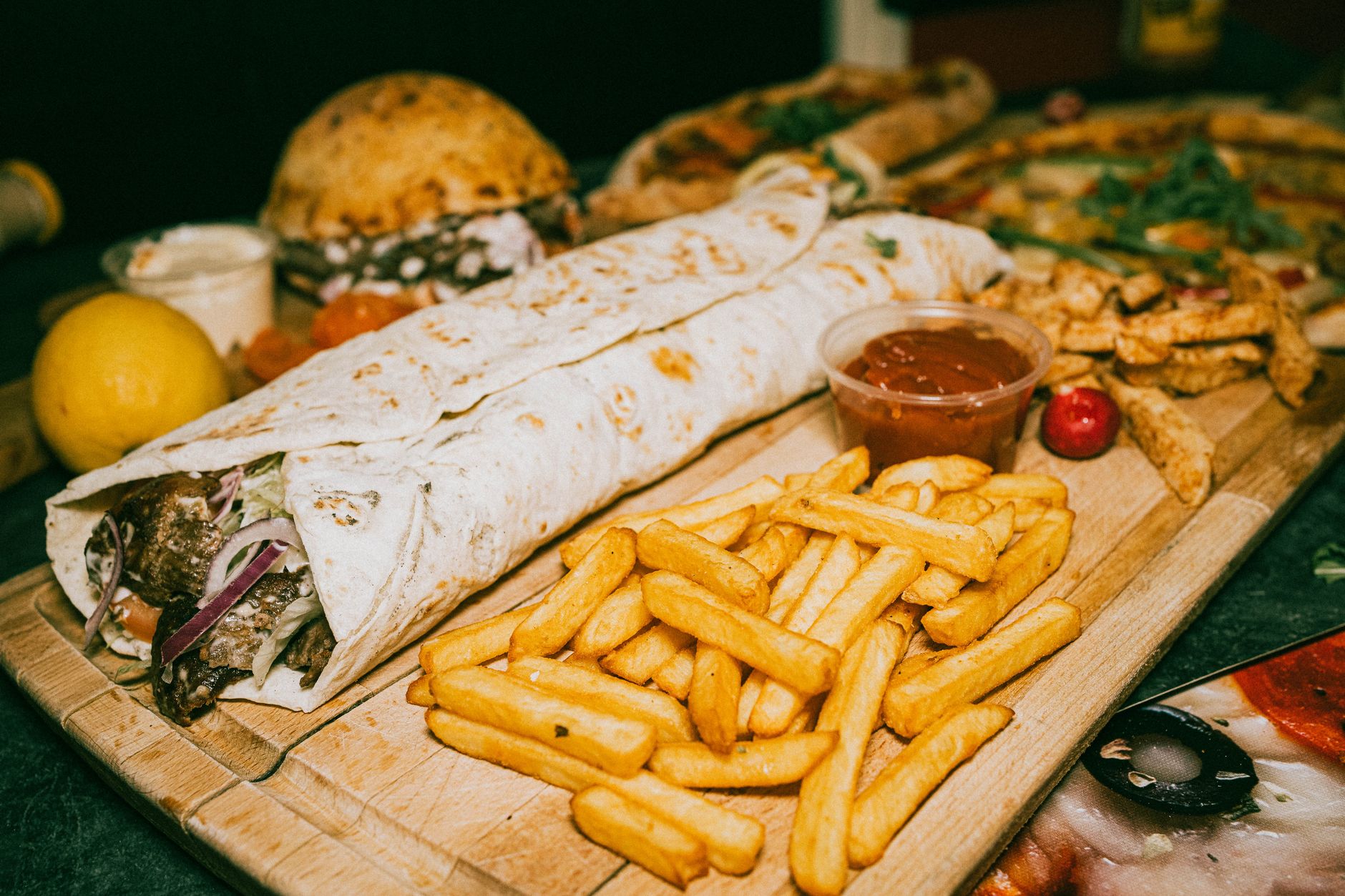 Kebab garni avec frites et sauce