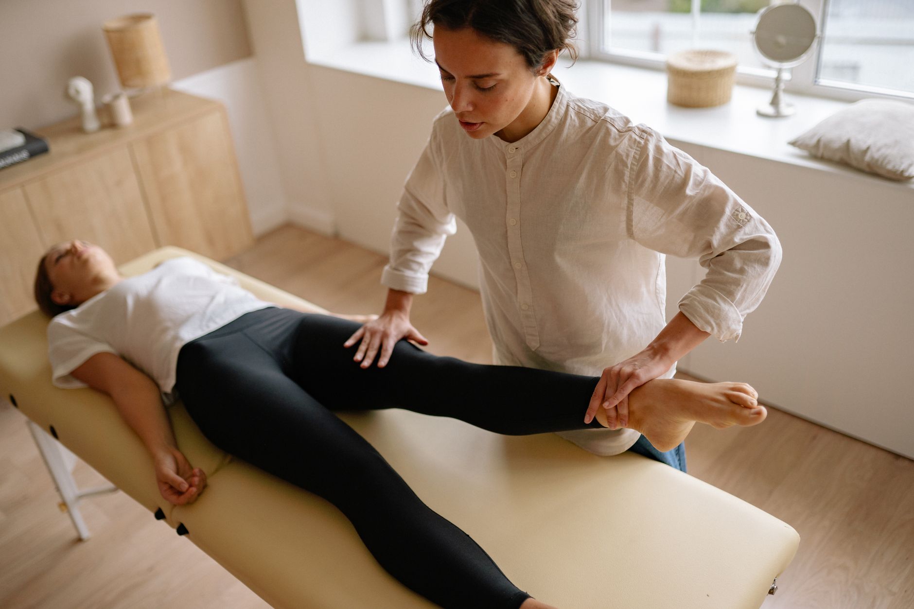 Séance de rééducation de la jambe avec un kiné