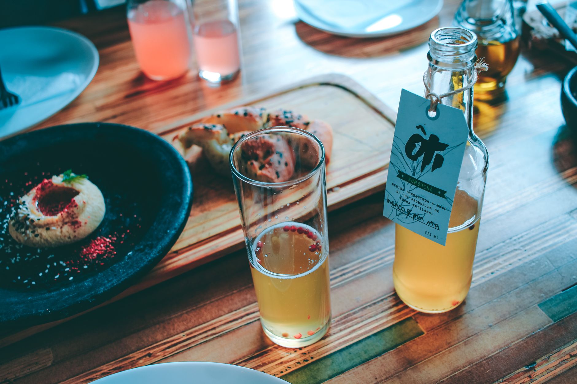 Verre de kombucha servi à table