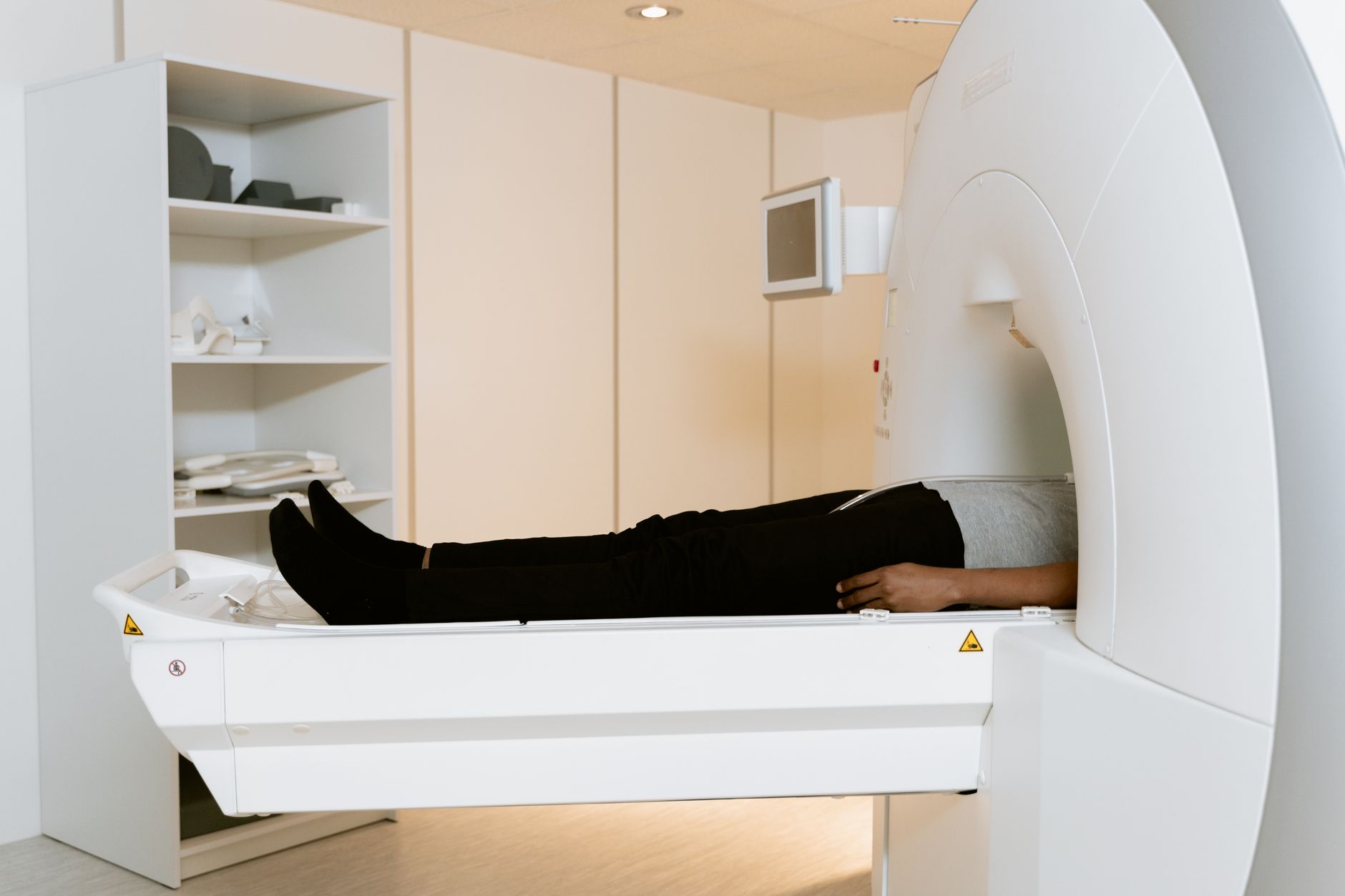 Patient installe pour un examen d'imagerie
