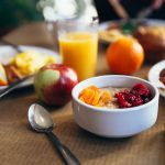Petit-déjeuner équilibré avec fruits et céréales