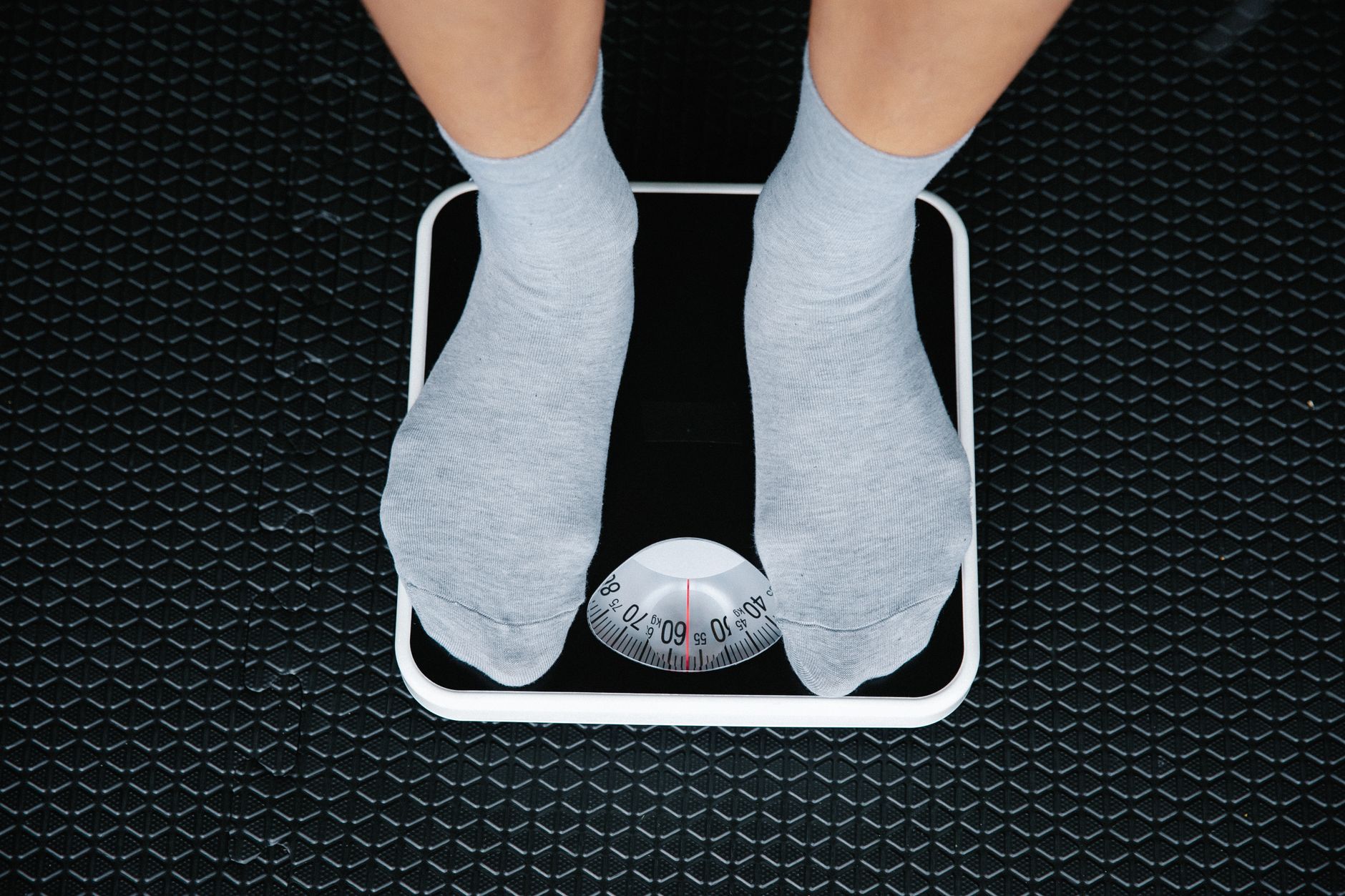 Pieds en chaussettes sur une balance de bain