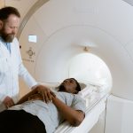 Préparation d'une patiente pour un examen d'imagerie médicale