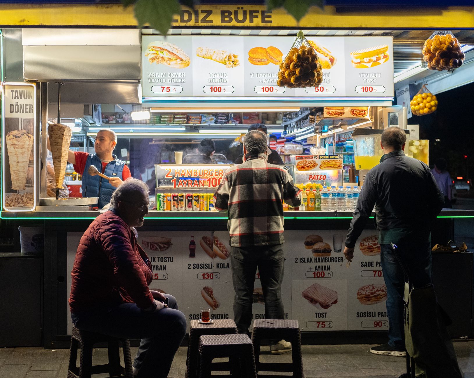 Stand de street food à Istanbul le soir