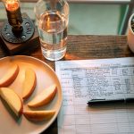 Assiette de pommes et carnet de suivi calorique