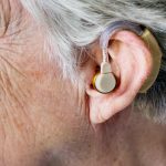 Appareil auditif contour d'oreille porté par une personne âgée