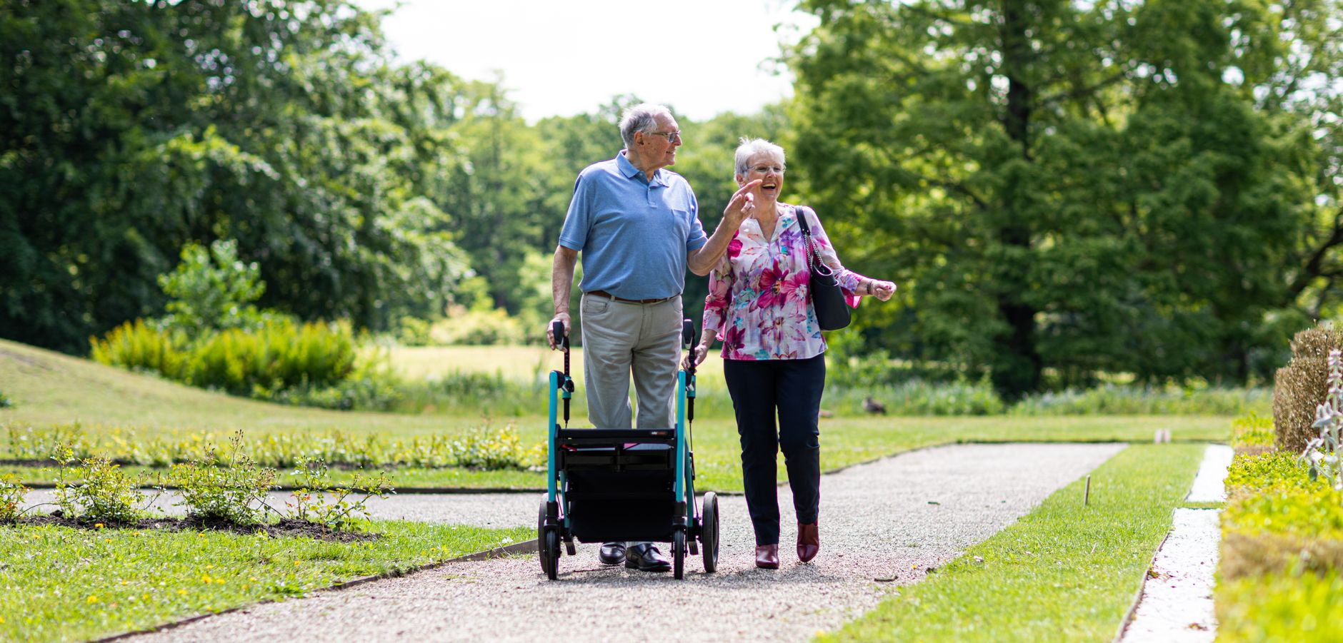 Promenade avec un déambulateur dans un parc
