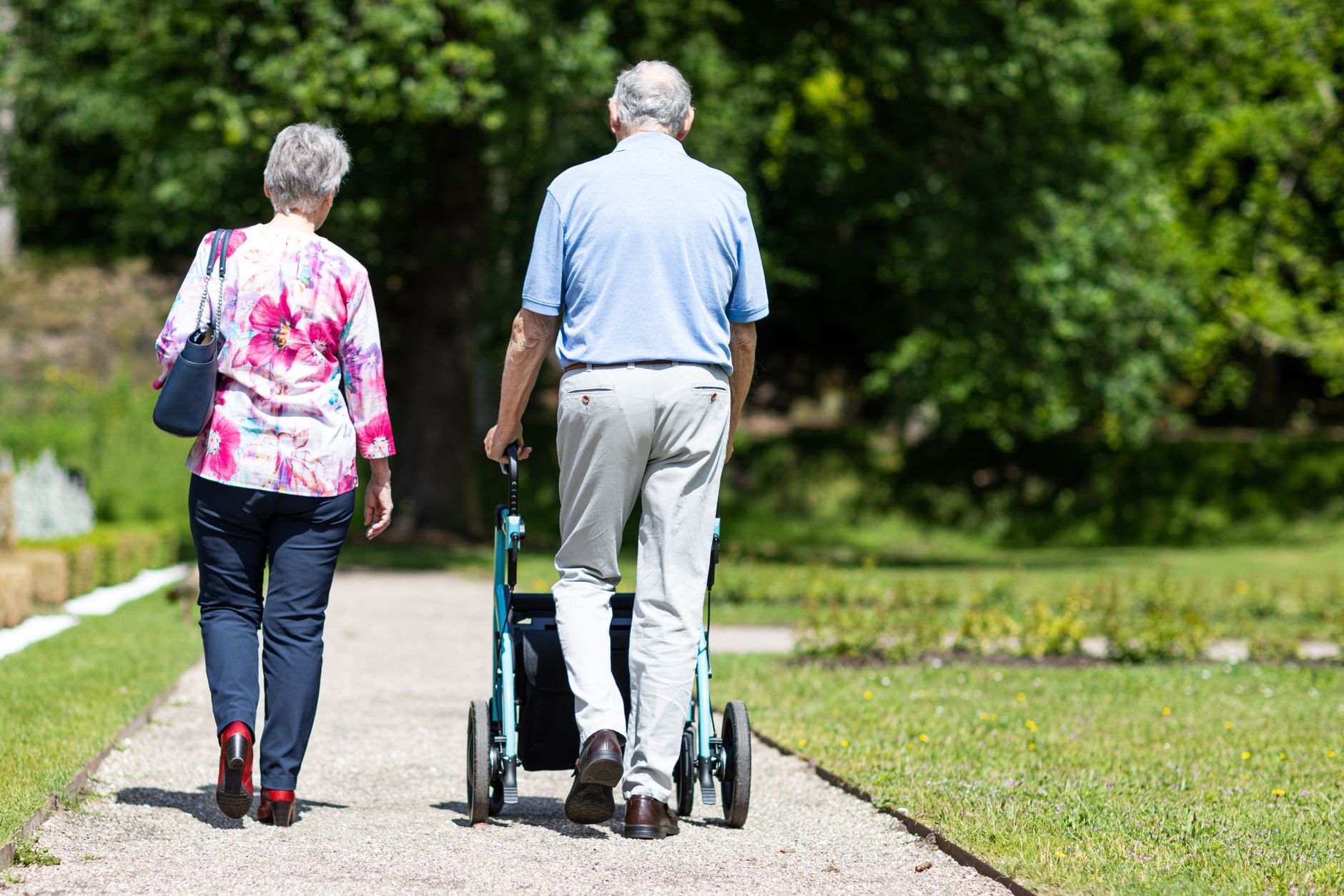 Couple de seniors en promenade dans un parc