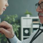 Médecin qui examine un enfant au stéthoscope