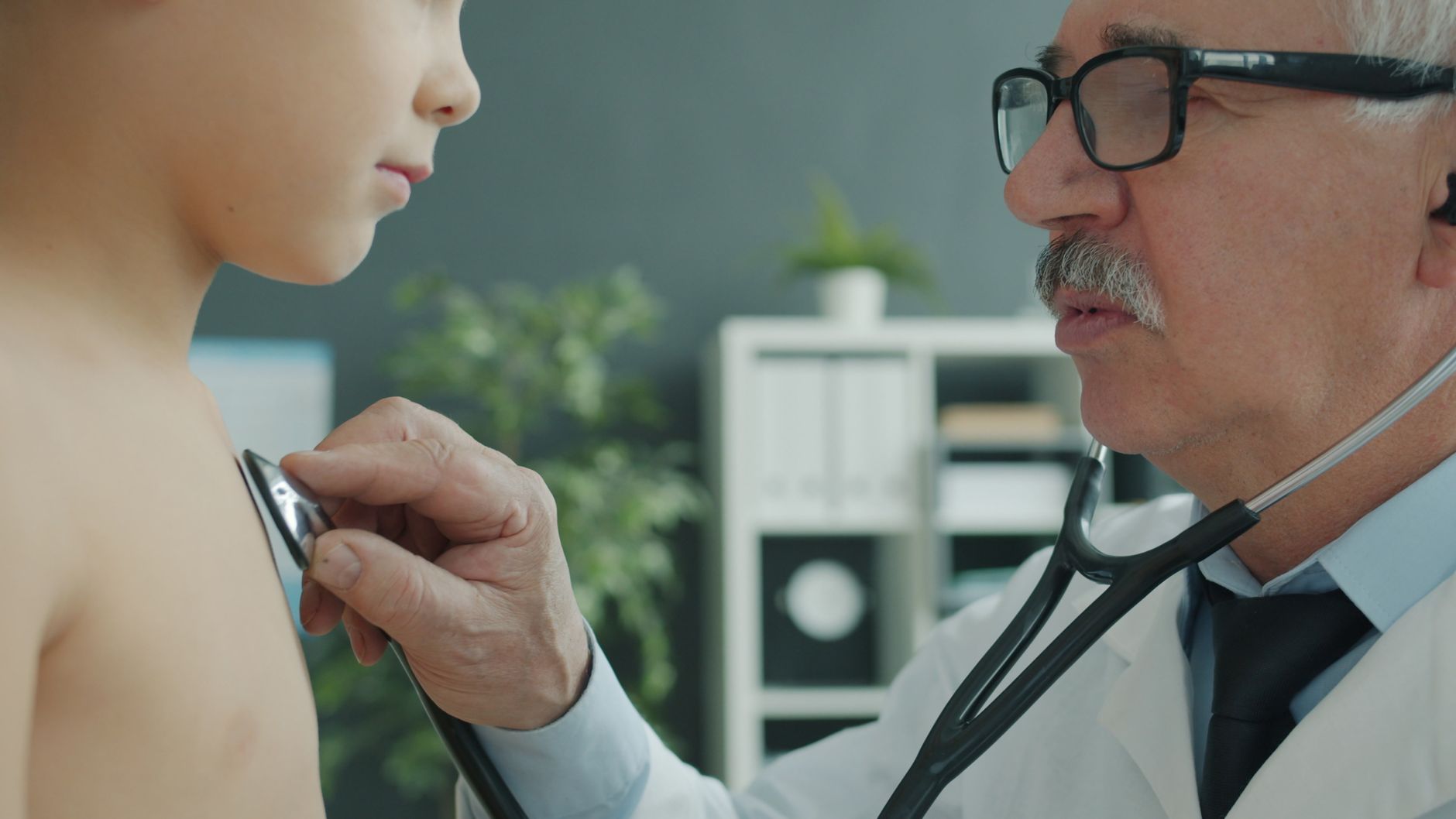 Médecin qui examine un enfant au stéthoscope
