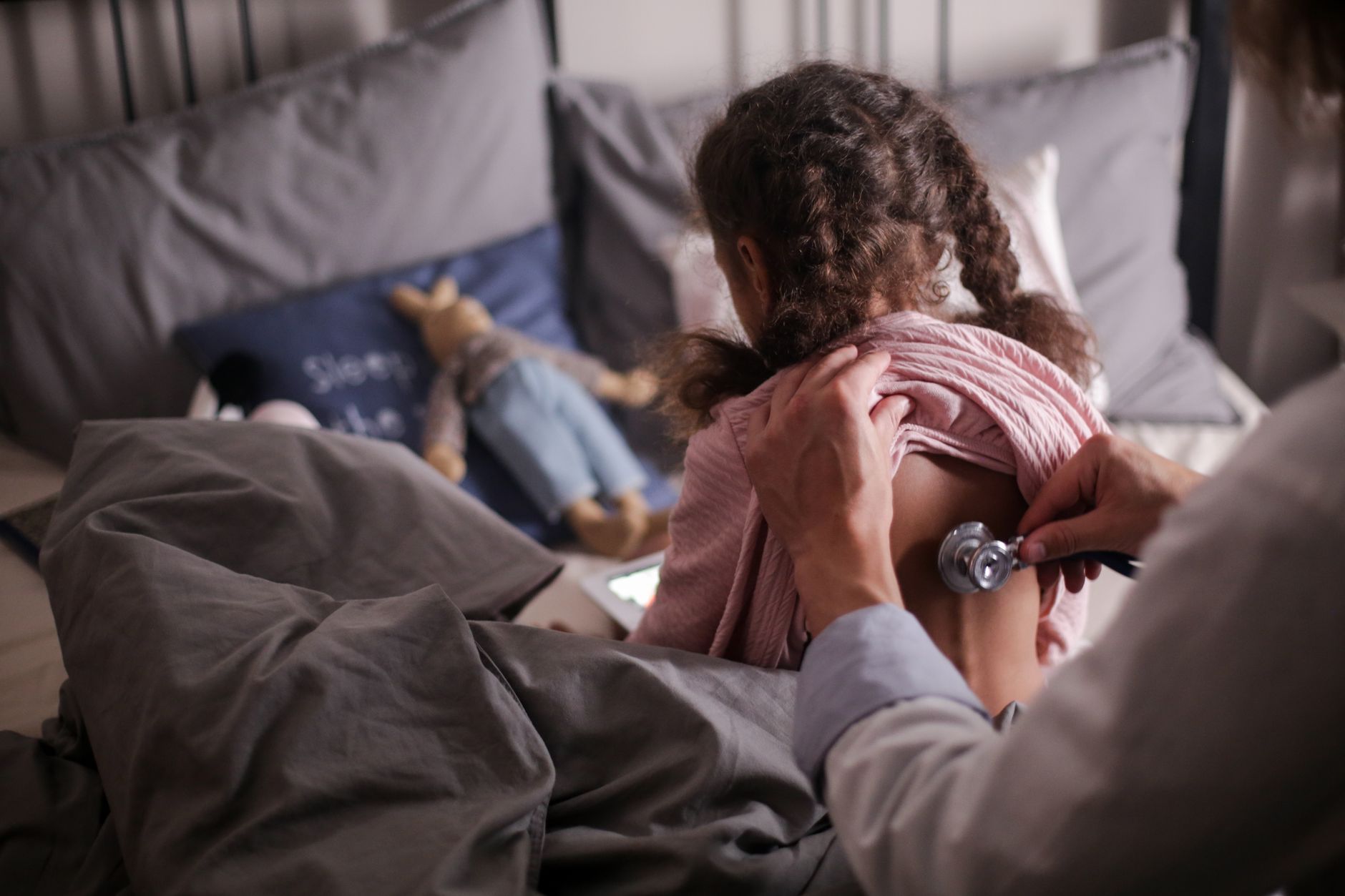 Pédiatre qui écoute le dos d’un enfant