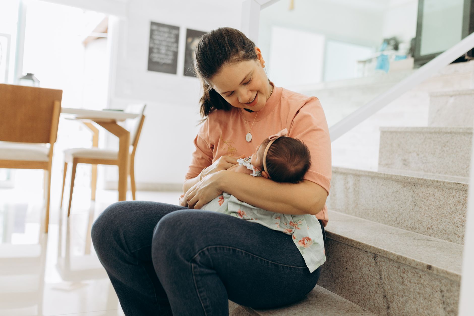 Mère qui berce son bébé à la maison