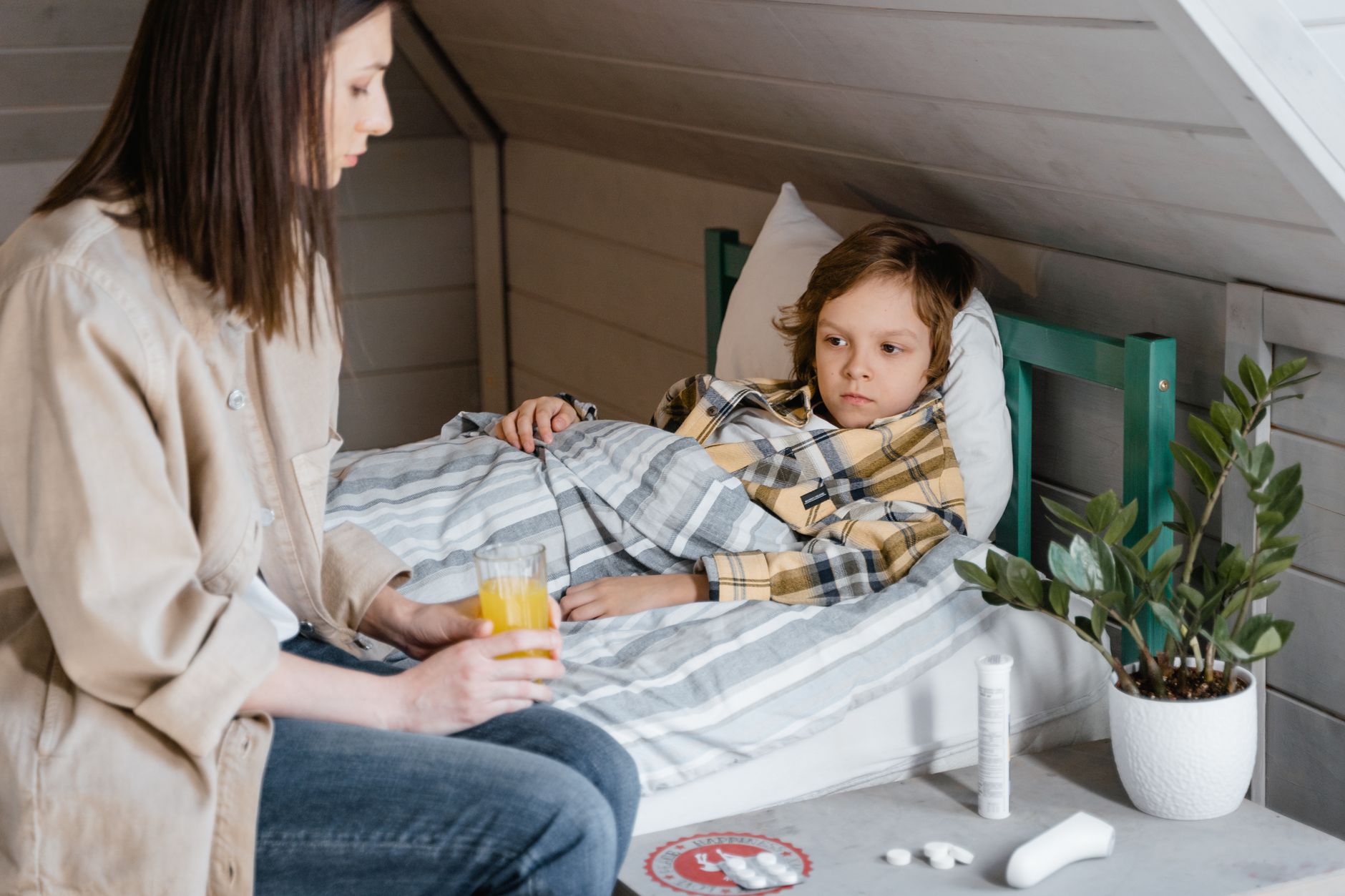 Mère qui veille son enfant malade au lit