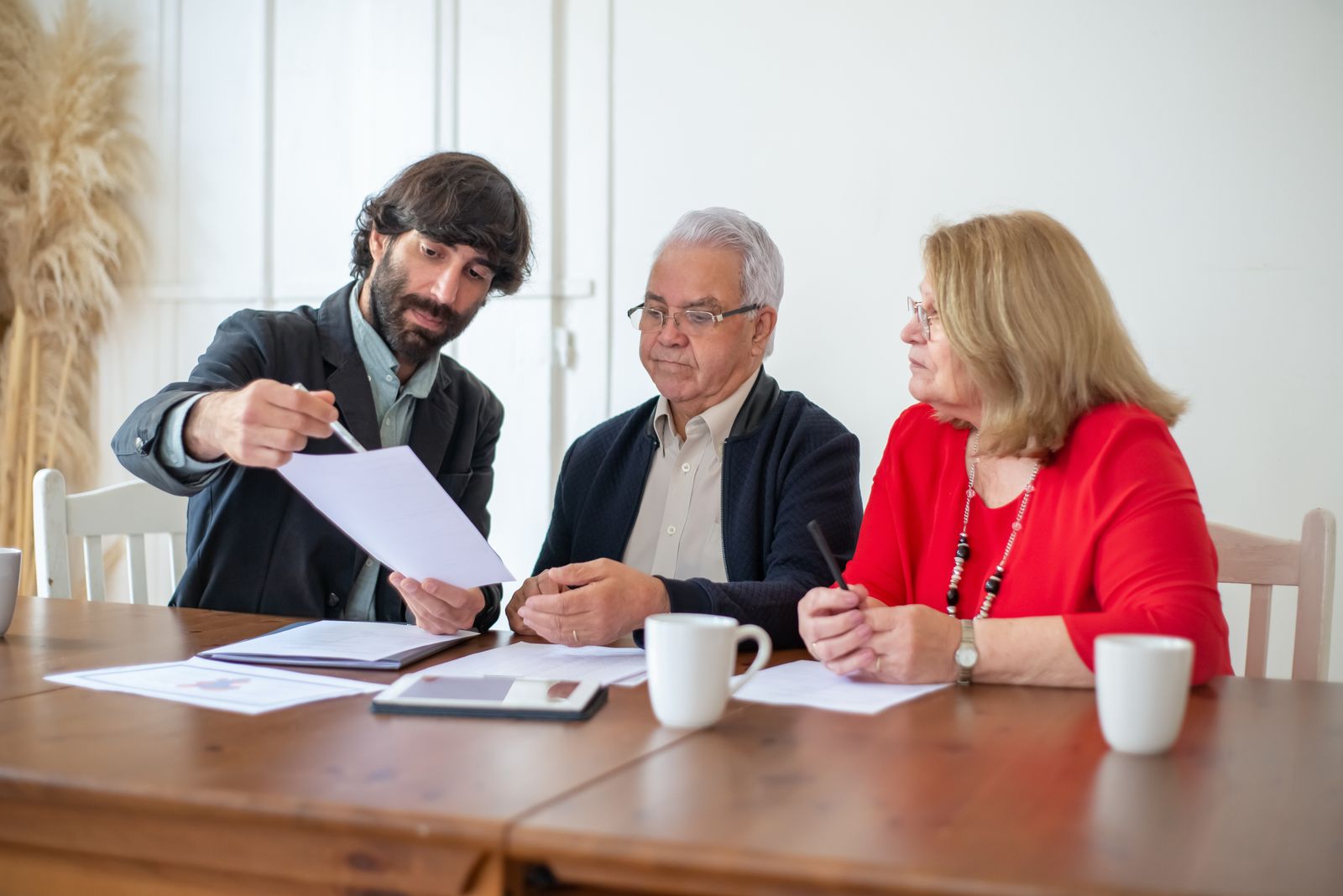 Couple de seniors examinant des documents avec un conseiller