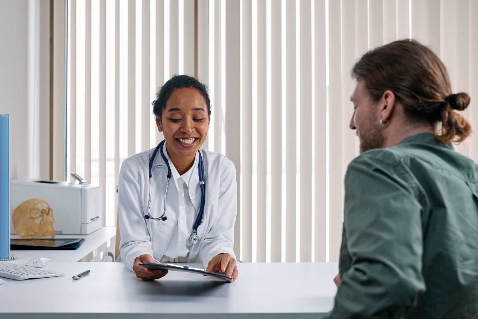 Médecin et patiente en consultation pour des symptômes urinaires