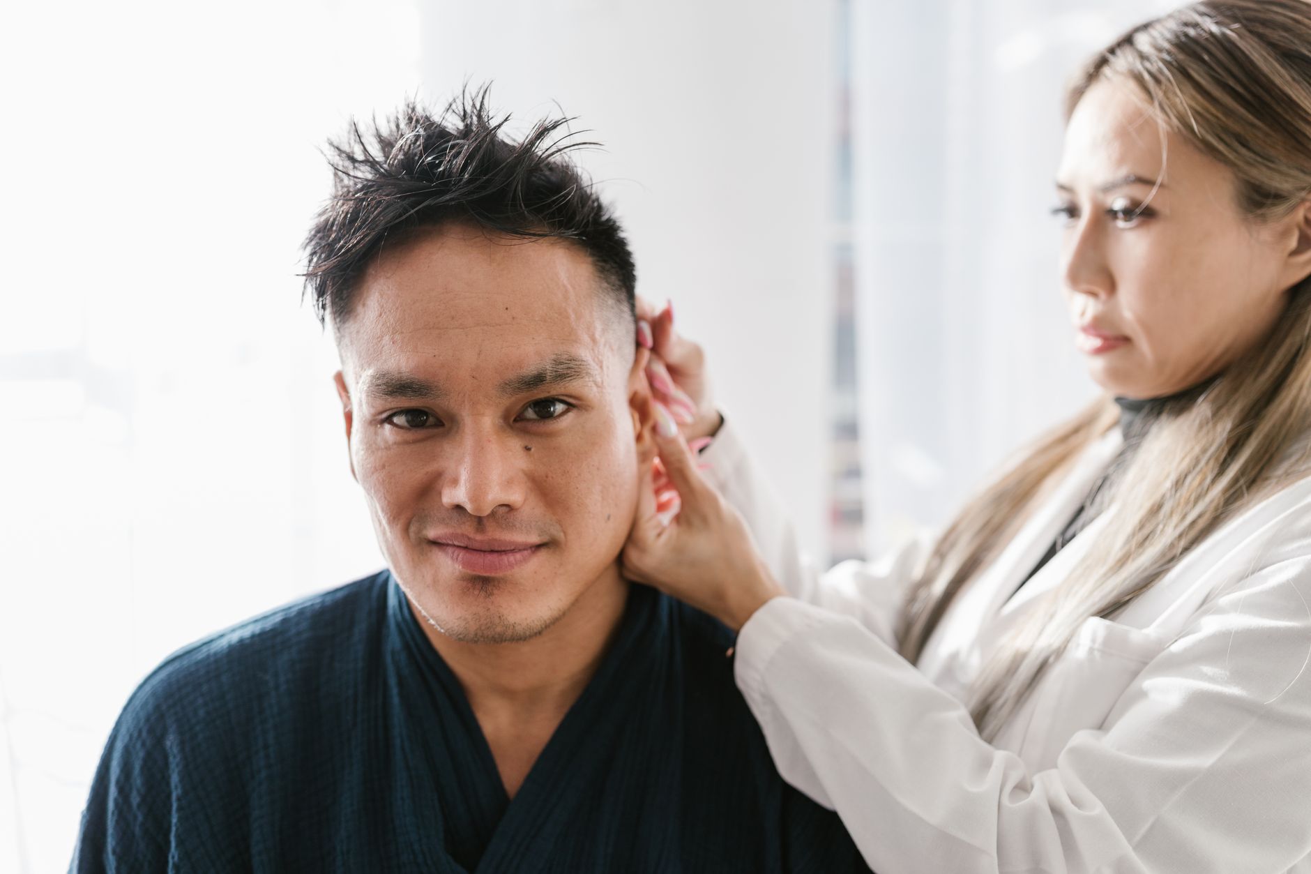 Examen de l’oreille d’un patient en cabinet