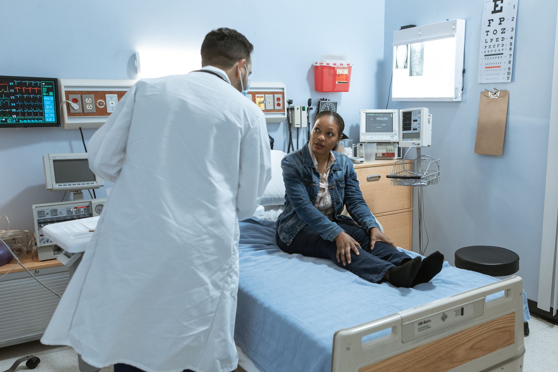 Médecin en consultation avec une patiente dans une salle d