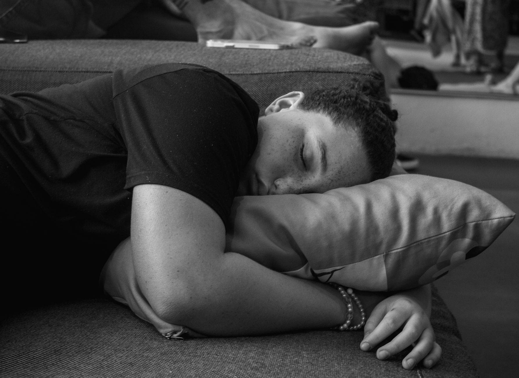Personne allongée au repos sur un canapé