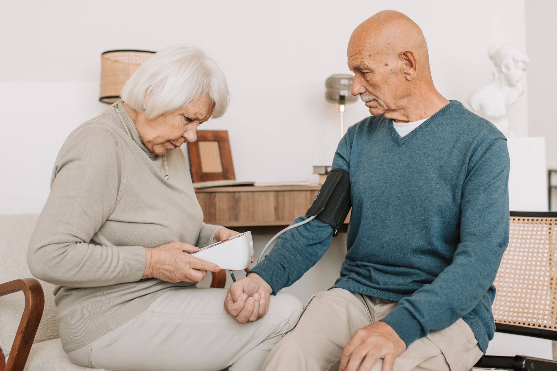 Couple de seniors qui contrôle sa tension à la maison