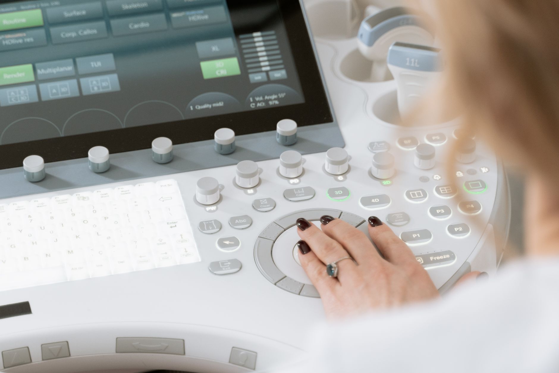 Radiologue utilisant un appareil d'échographie pour un examen