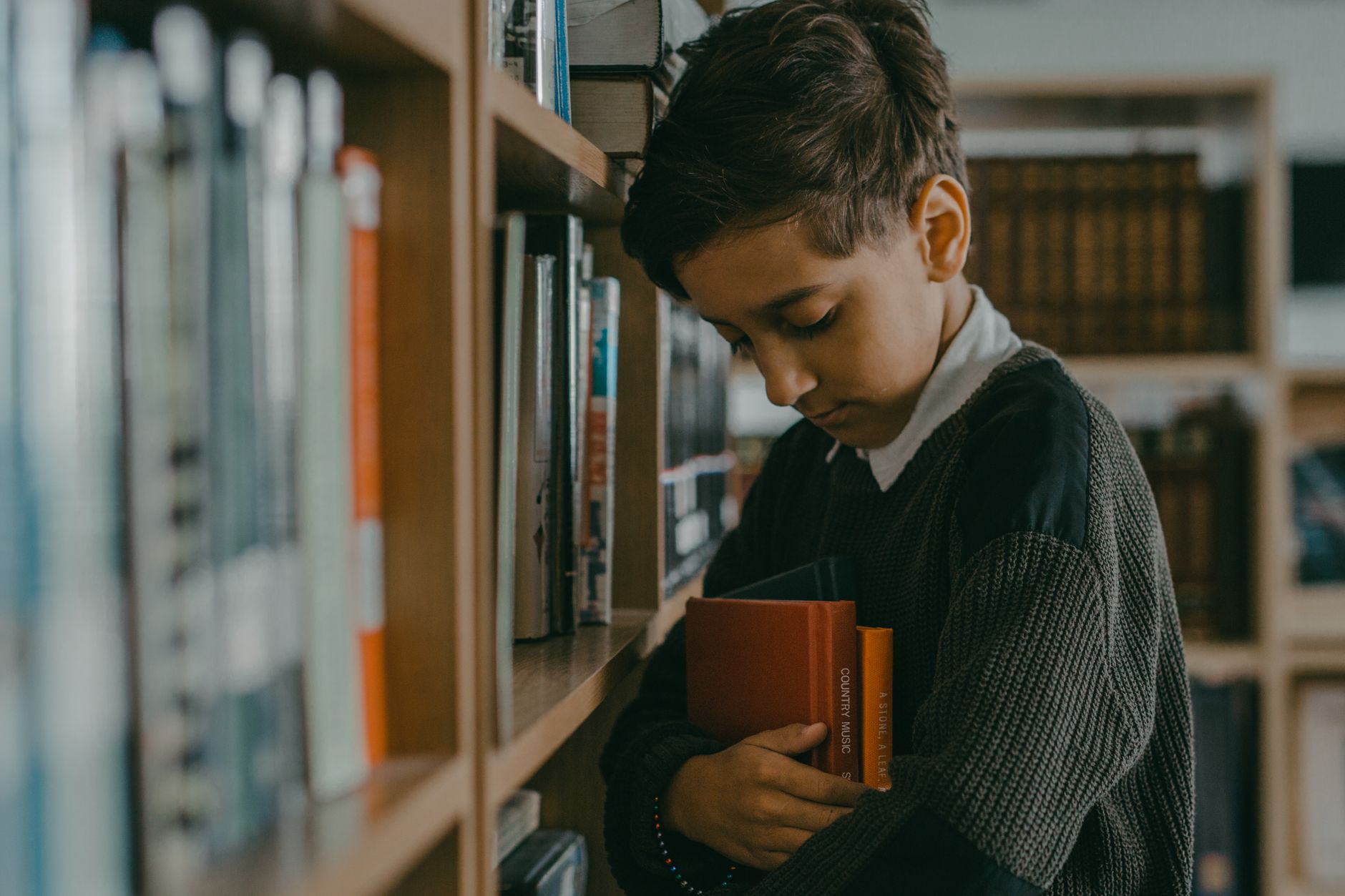 Élève tenant des livres dans un escalier d’école