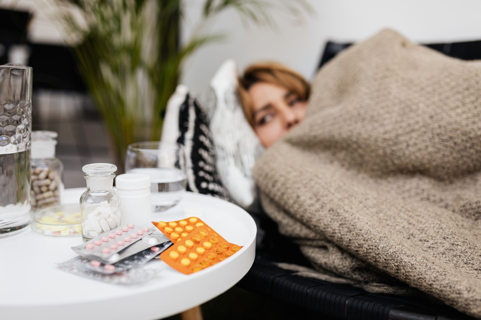 Femme fatiguée allongée pendant une gastro
