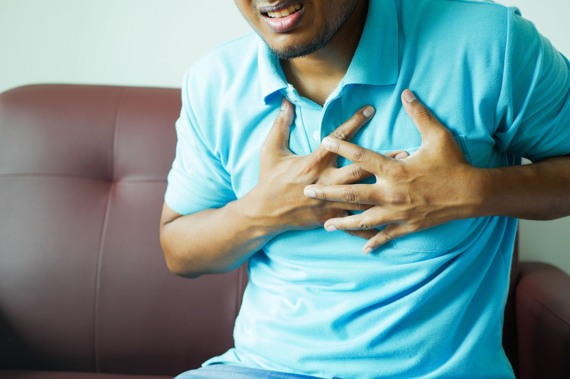 Homme qui se tient la poitrine sous la douleur