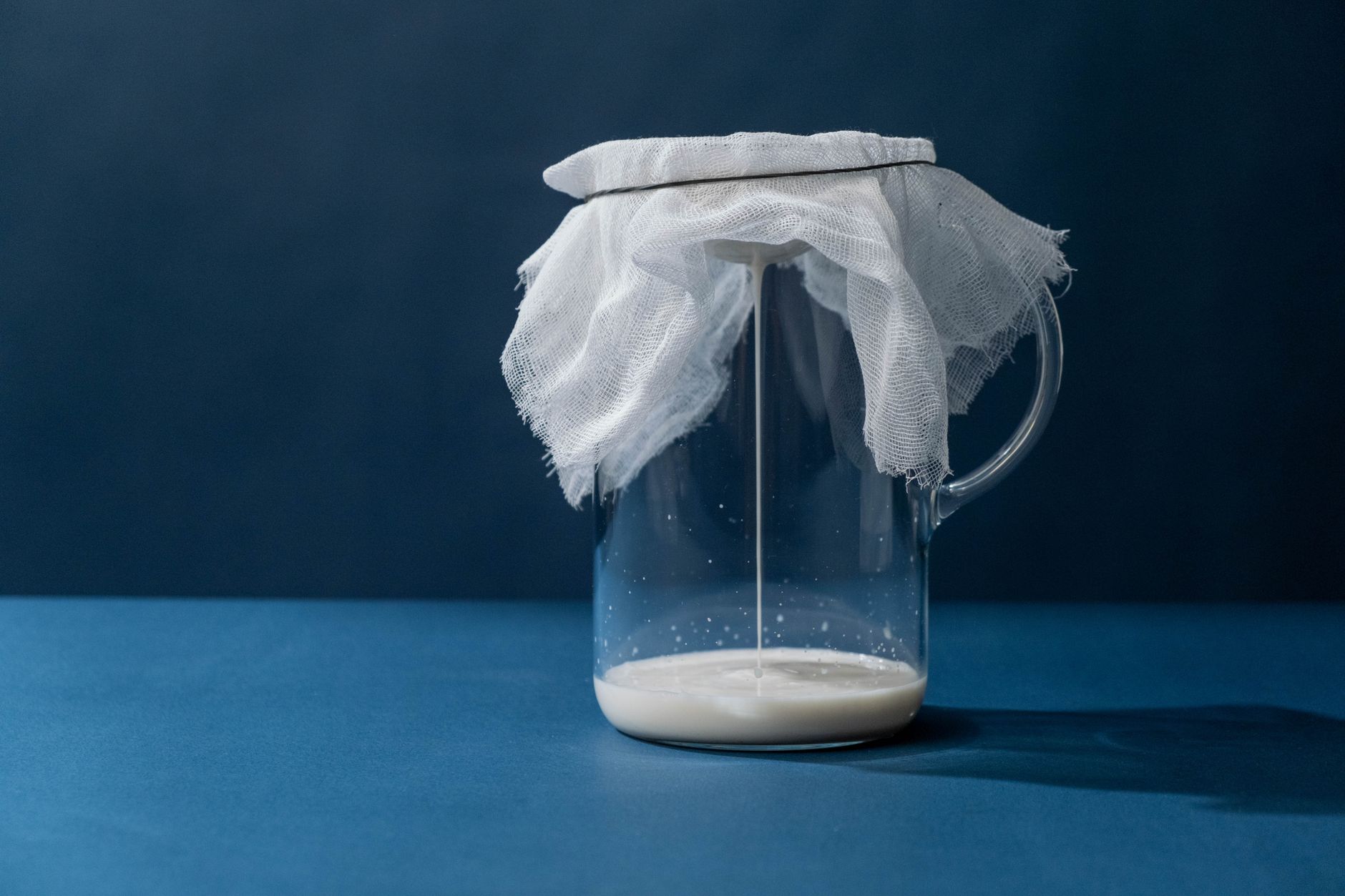 Pichet en verre et filtre en tissu pour préparer du kéfir