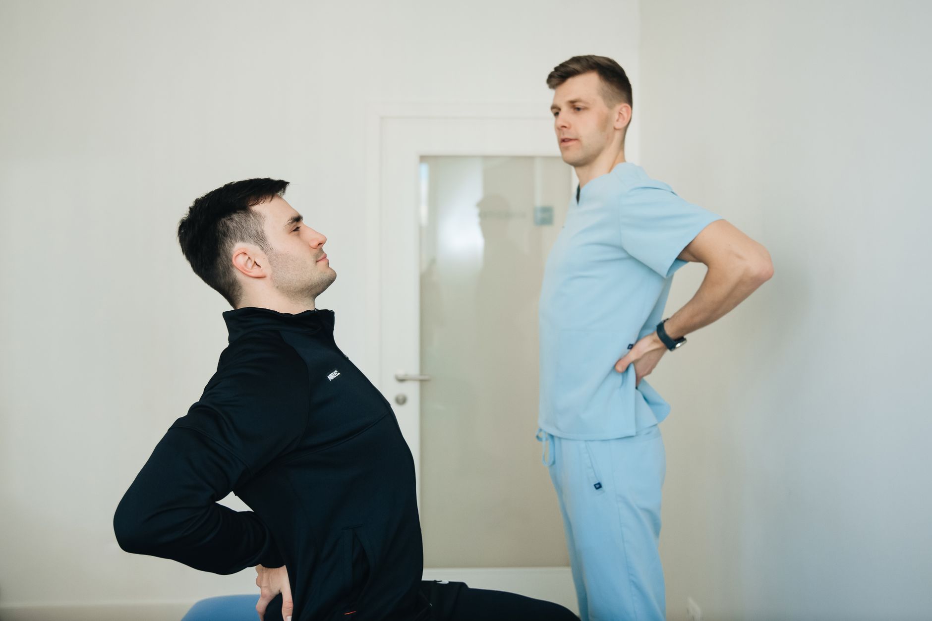 Un kinésithérapeute guide des exercices pour le dos