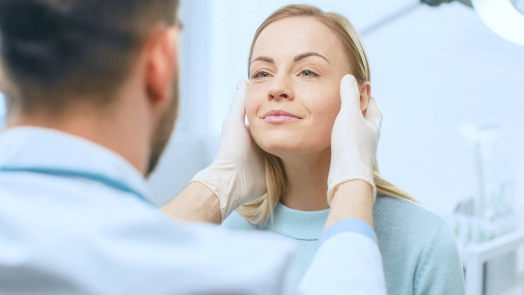 Lifting du visage à Montpellier : choisir sa technique