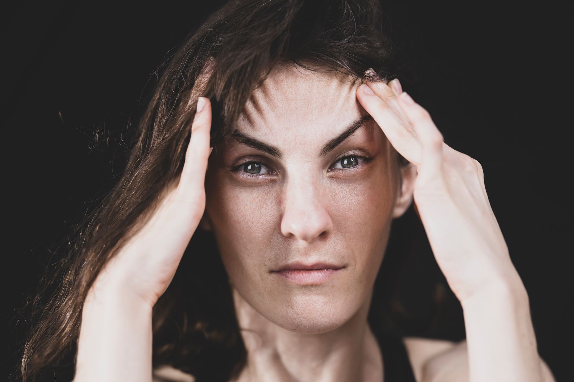 Gros plan sur une femme qui se tient la tête