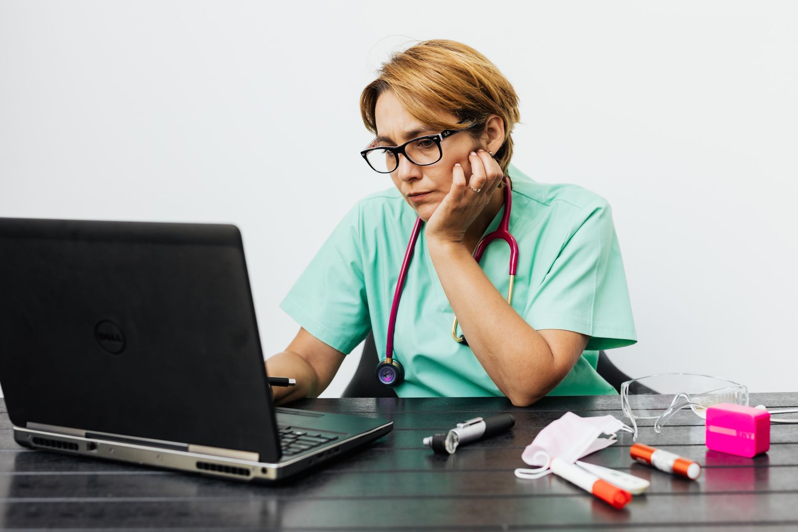 Professionnelle de santé consultant des ressources médicales sur ordinateur