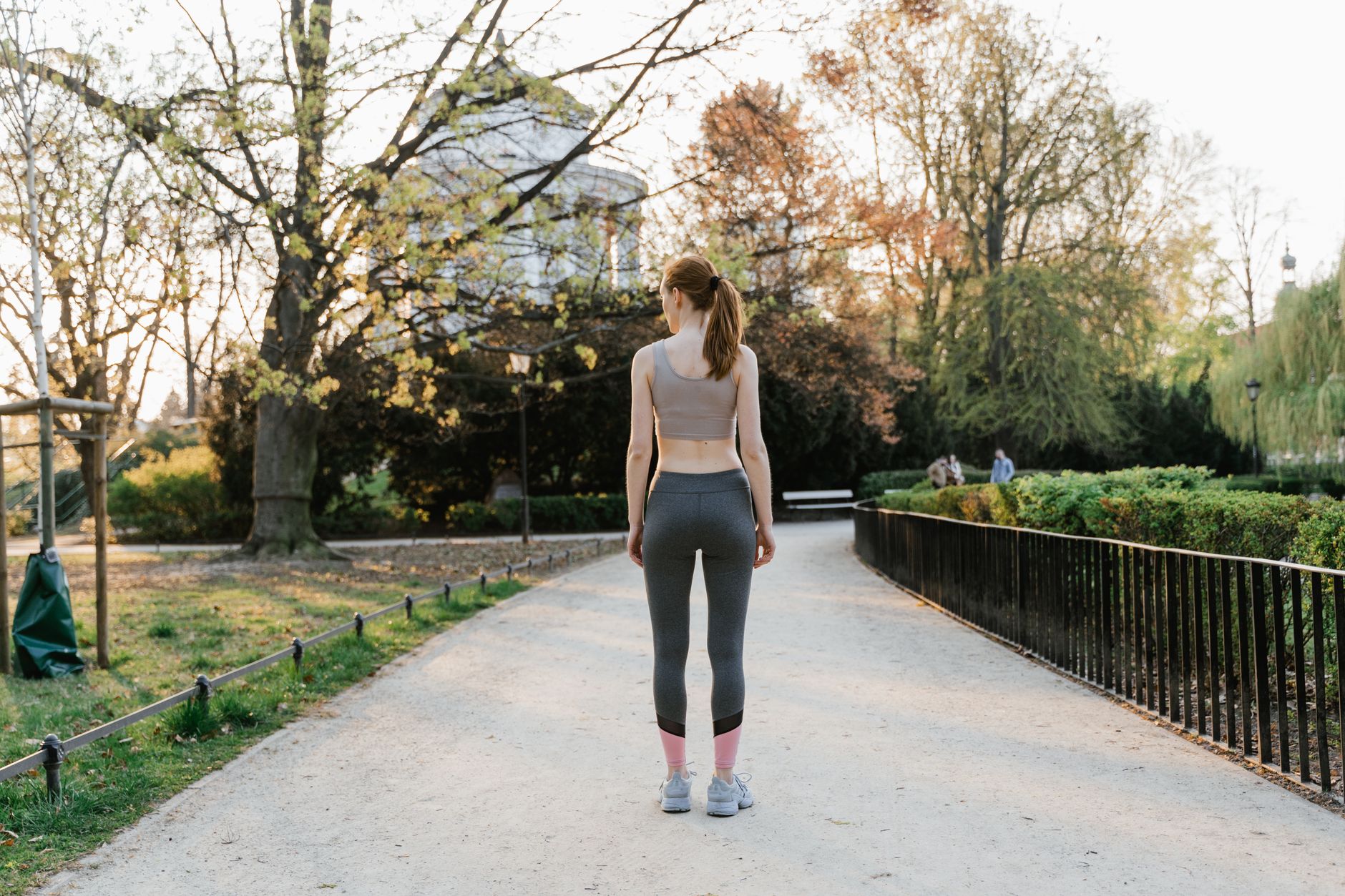 Femme en marche rapide dans un parc