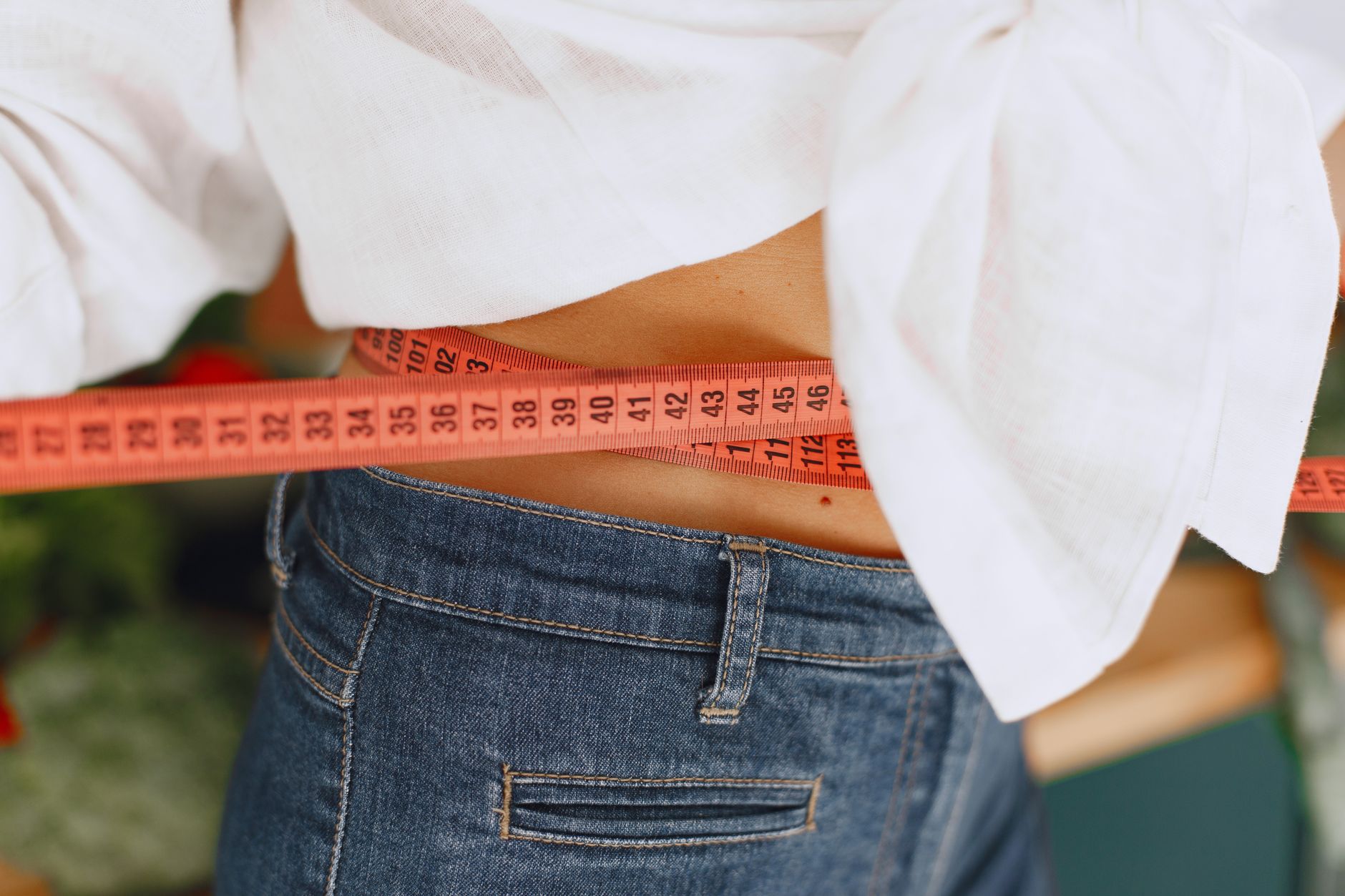Mesure du tour de taille avec un mètre ruban